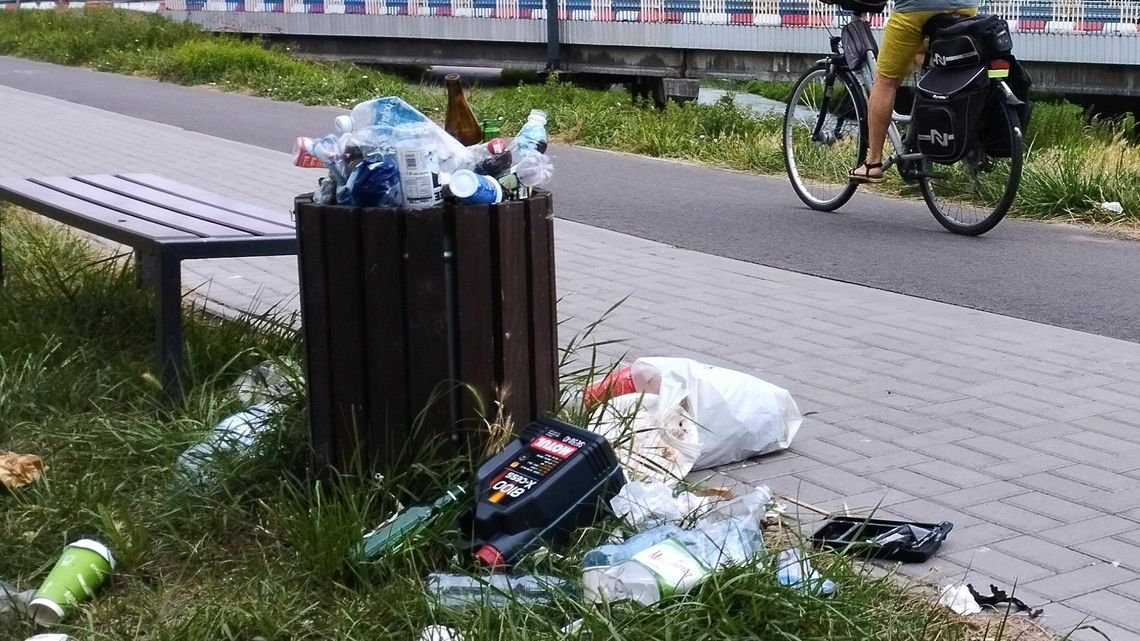 Lublin. Śmieci przy ścieżce rowerowej. Bo kosze nie są jeszcze miejskie