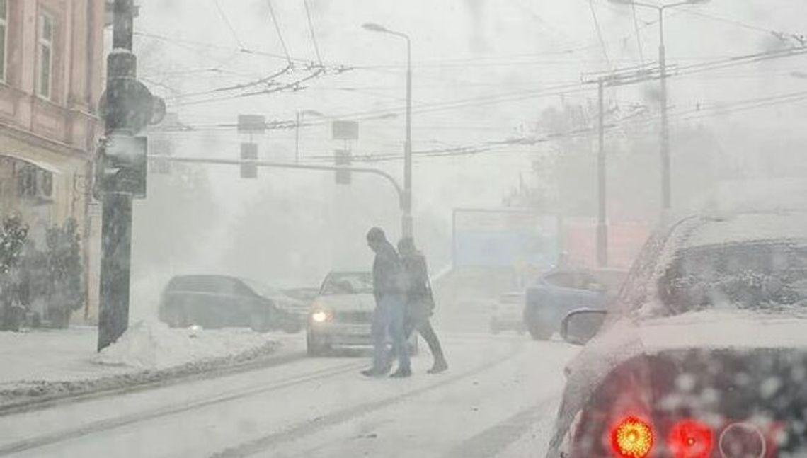 Lublin. Śnieg sypie, aż gęsto. Na ulicach jest diabelsko ślisko