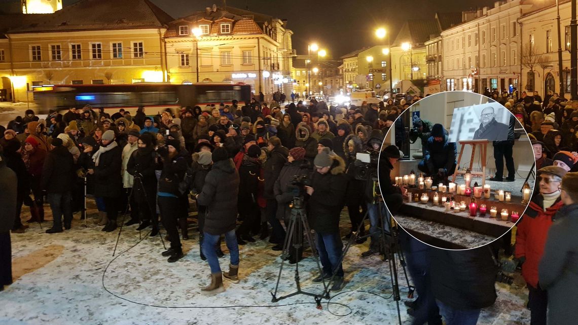 "Lublin solidarny z Gdańskiem". Ludzie palą znicze przy Ratuszu [wideo]