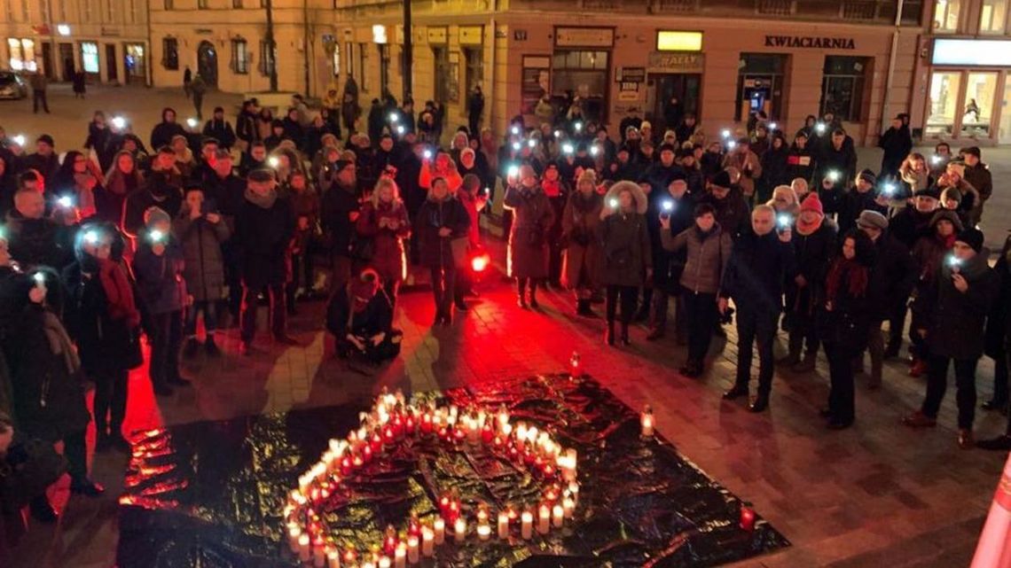 Lublin solidarny z Gdańskiem. Mieszkańcy wspominali Pawła Adamowicza w pierwszą rocznicę jego śmierci [zdjęcia]