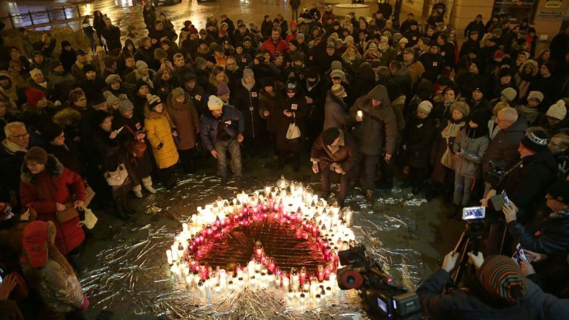 Lublin solidarny z Gdańskiem, upamiętni Pawła Adamowicza. "Stwórzmy wielkie serce ze świec" Lublin solidarny z Gdańskiem, upamiętni Pawła Adamowicza. "Stwórzmy wielkie serce ze świec"