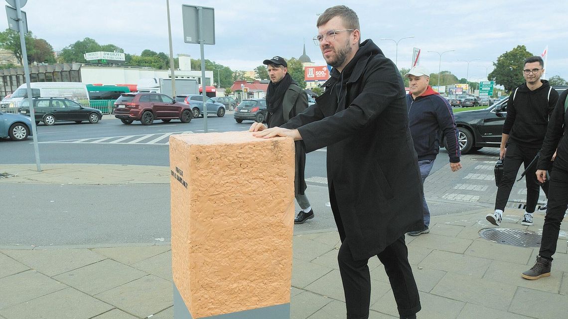 Lublin. Spacer przez miasto człowieka z pomnikiem Lublin. Spacer przez miasto człowieka z pomnikiem