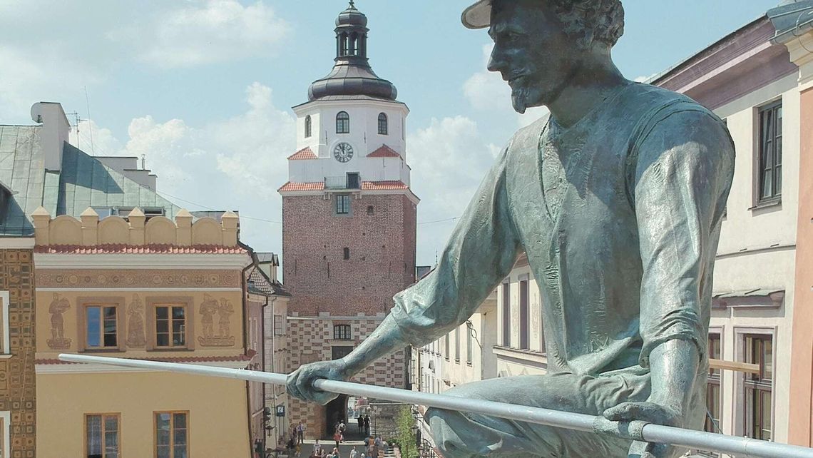 Lublin: Spacerująca postać nad głowami zostanie dłużej Lublin: Spacerująca postać nad głowami zostanie dłużej