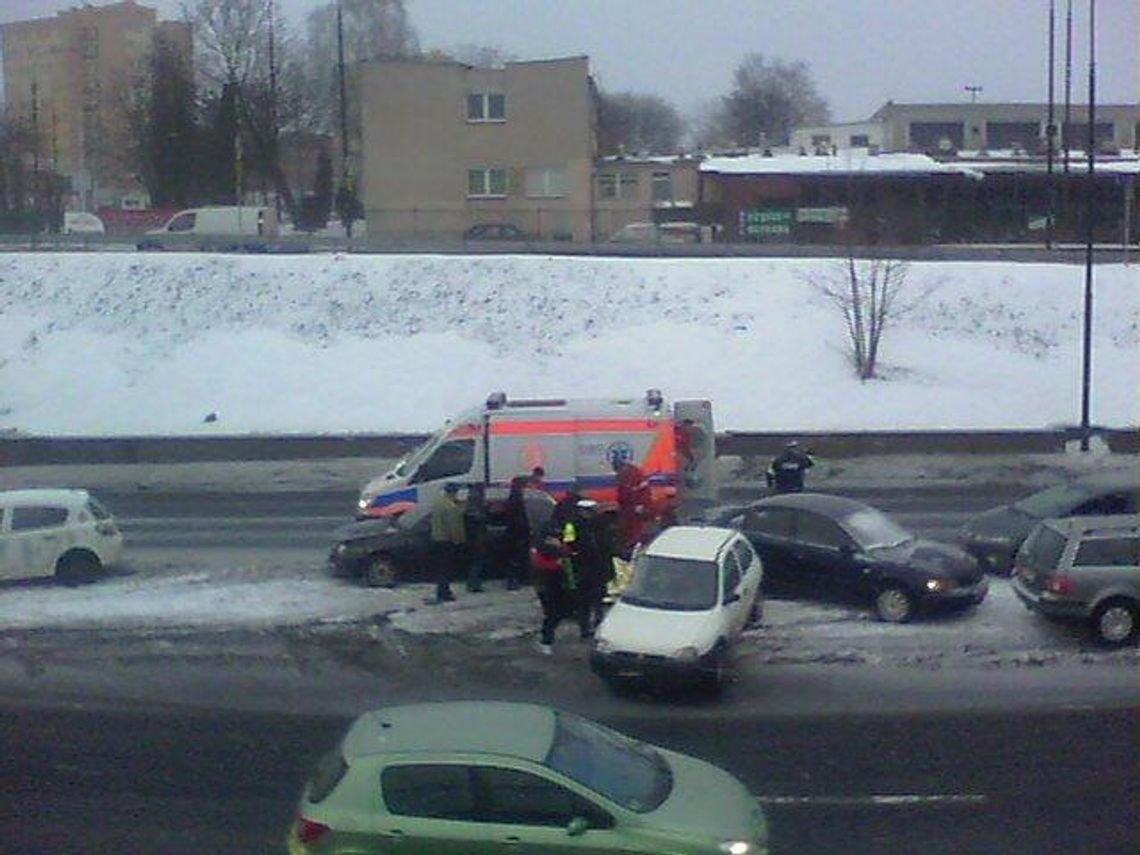 Lublin: Stłuczka czterech samochodów na al. Witosa Lublin: Stłuczka czterech samochodów na al. Witosa