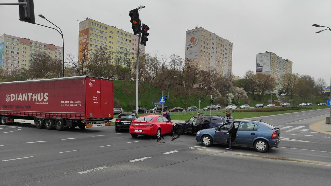 Lublin: Stłuczka dwóch osobówek na ruchliwym skrzyżowaniu