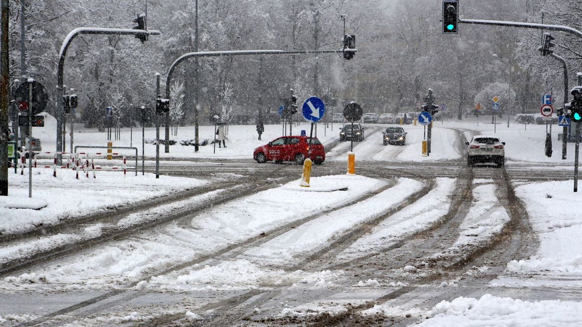 Lublin. Strażacy też mają ręce pełne roboty przez śnieg