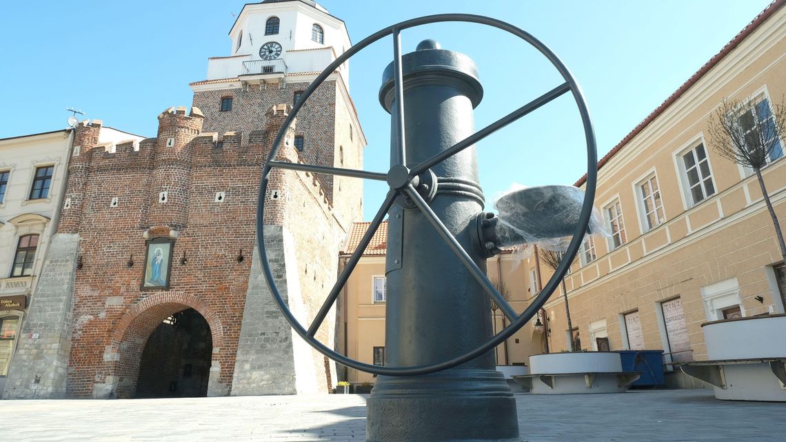 Lublin: Studnia już na swoim miejscu przed Bramą Krakowską