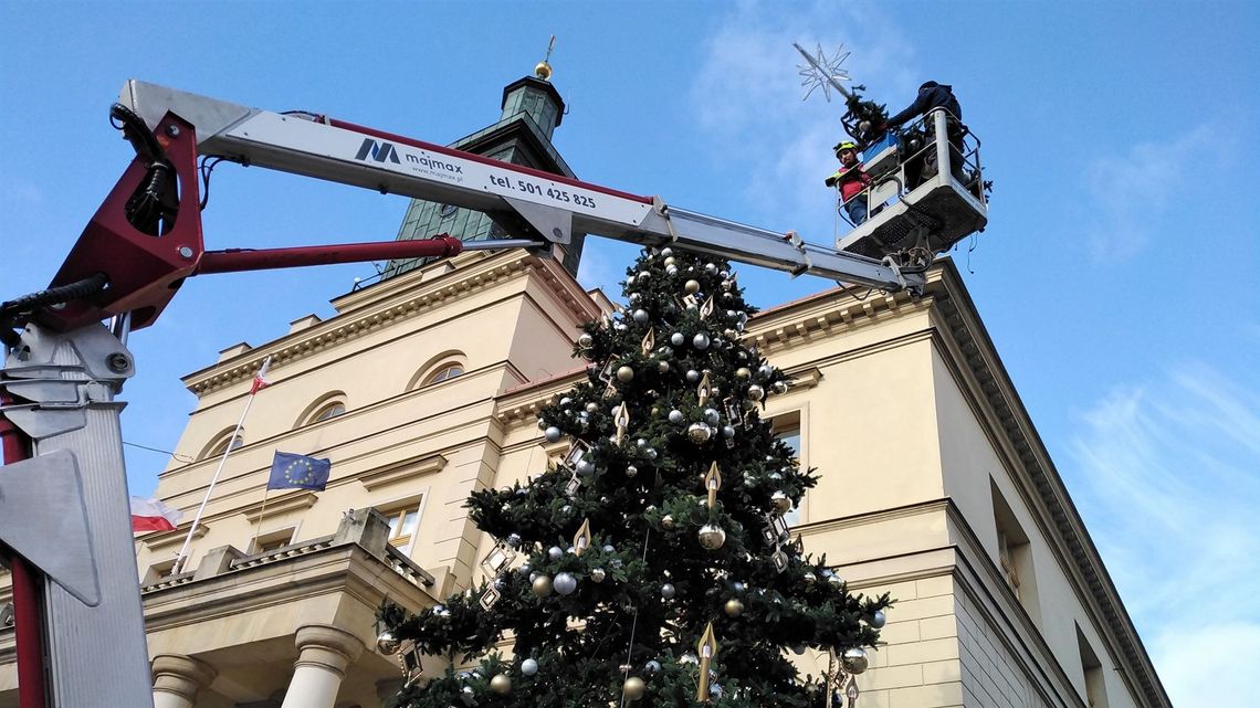 Lublin: Świąteczna choinka znika sprzed Ratusza