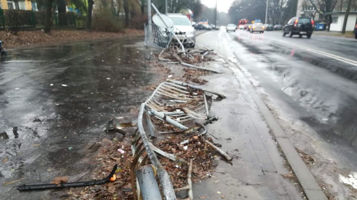 Lublin: Szalona jazda kierowcy BMW. Staranował barierki i znak drogowy