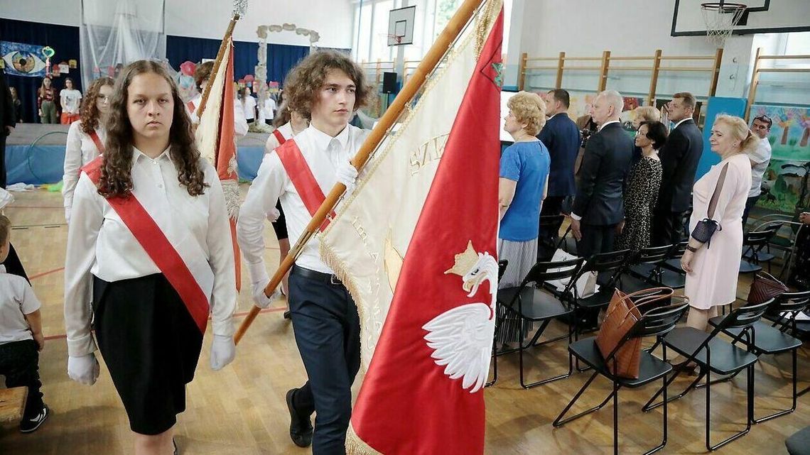 Lublin: Sztandar tej szkoły ma 60 lat. "To więź, która łączy pokolenia" Lublin: Sztandar tej szkoły ma 60 lat. "To więź, która łączy pokolenia"