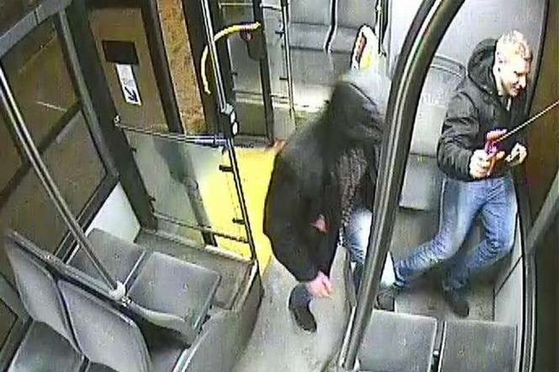 Lublin: Szukają wandala, który zniszczył młotkiem szybę w autobusie Lublin: Szukają wandala, który zniszczył młotkiem szybę w autobusie