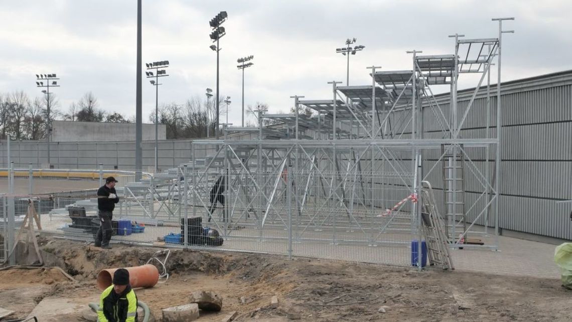 Lublin: Szykują stadion żużlowy na nowy sezon. Trwa montaż trybuny [zdjęcia]