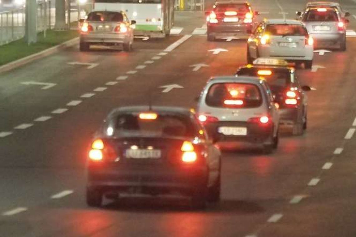 Lublin: Tak usprawniali, że zakorkowali. Utrudnienia po przestrojeniu sygnalizacji Lublin: Tak usprawniali, że zakorkowali. Utrudnienia po przestrojeniu sygnalizacji