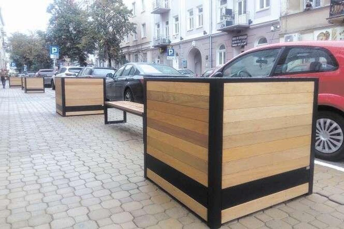 Lublin: Takie ławki i donice mają powstrzymać kierowców Lublin: Takie ławki i donice mają powstrzymać kierowców