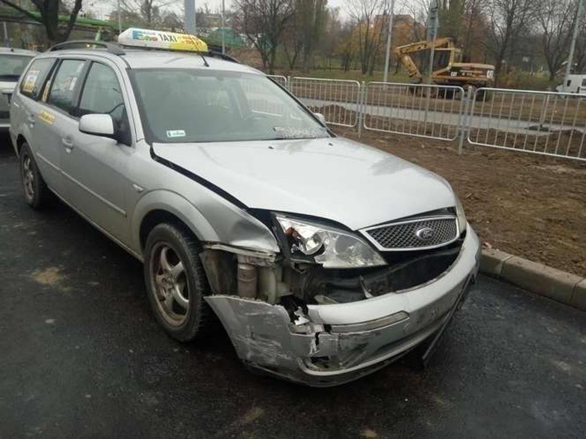 Lublin: Taksówka zderzyła się z hondą. Kobieta w ciąży w szpitalu [zdjęcia]