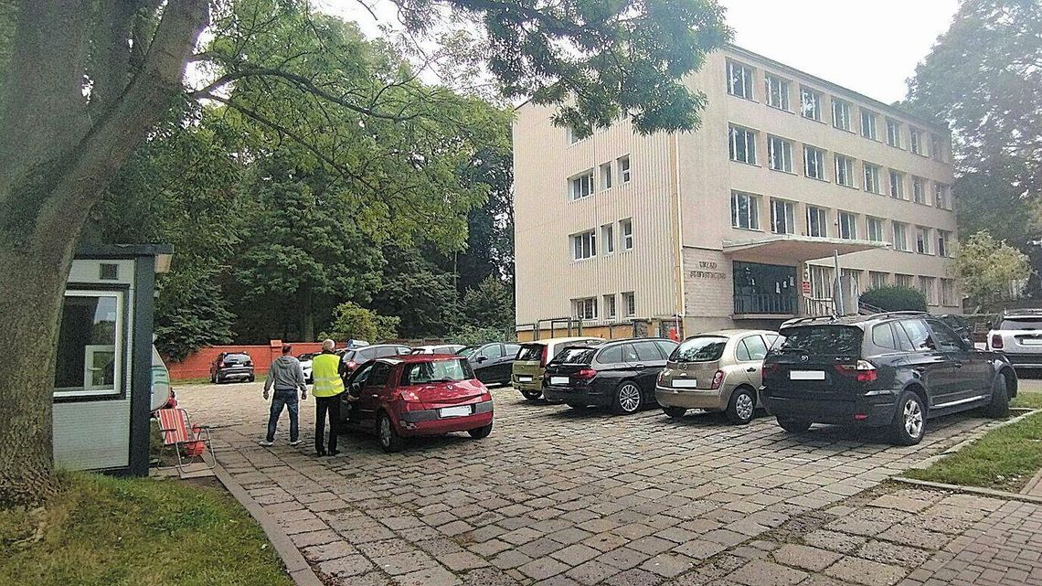 Lublin. Teraz jest tu płatny parking. Ale działka idzie na sprzedaż