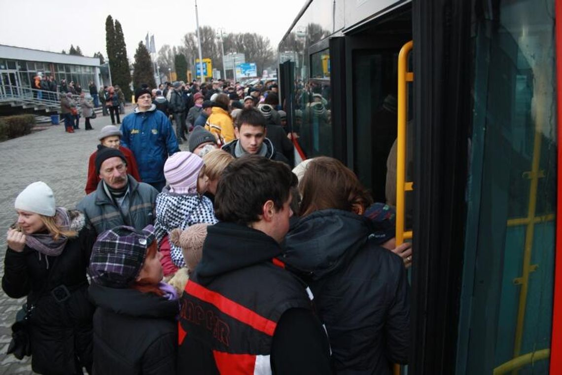 Lublin: Tłumy ludzi czekały na odjazd na lotnisko (zdjęcia) Lublin: Tłumy ludzi czekały na odjazd na lotnisko (zdjęcia)
