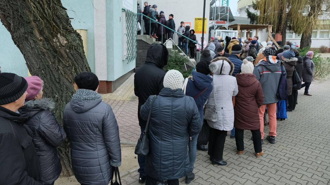 Lublin: Tłumy pacjentów w walce o numerek do lekarza. "Takie kolejki nie są dla chorych ludzi, a niestety zdrowi tu nie stoją"