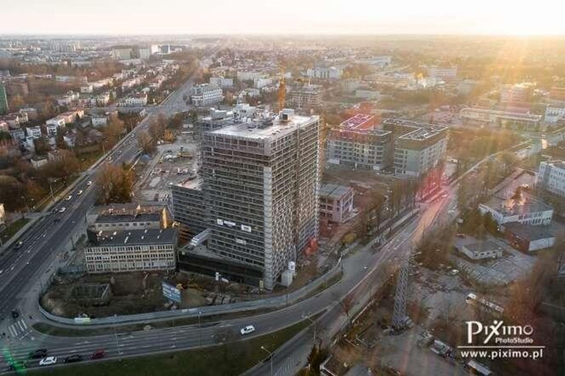 Lublin: Trwa budowa Office Park, pierwszy wieżowiec już stoi. Zdjęcia z drona