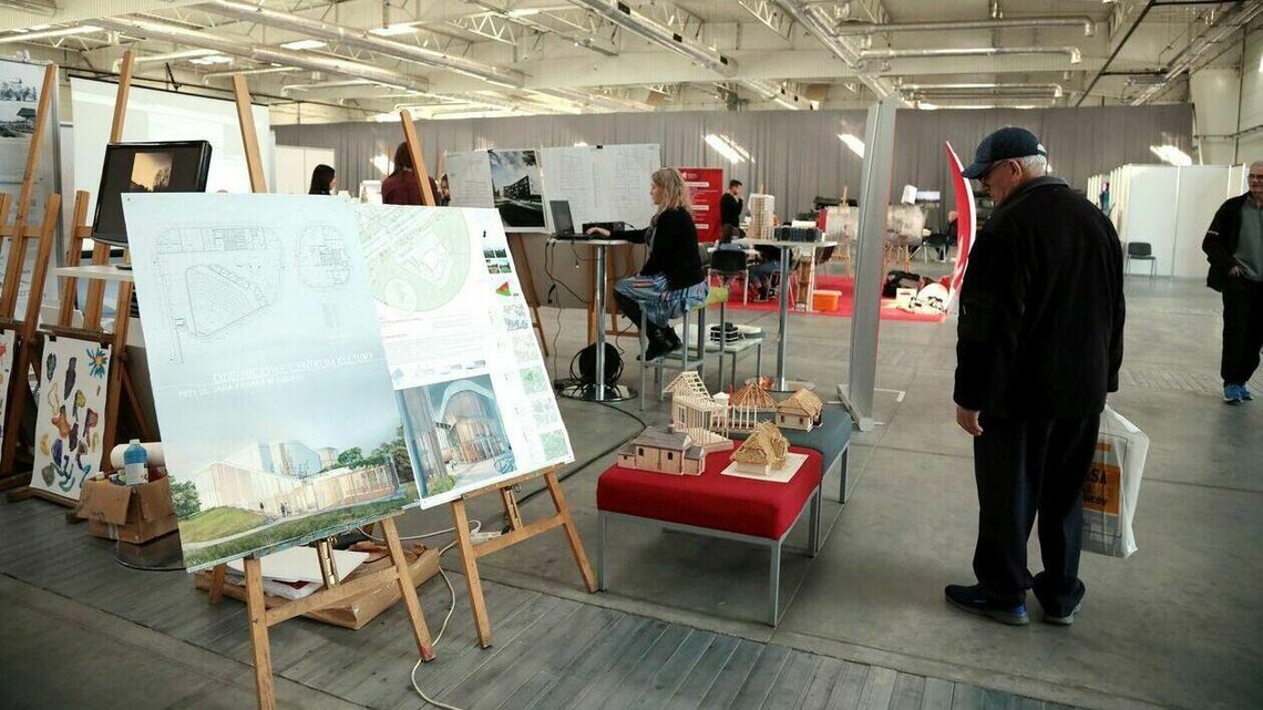 Lublin. Trwają targi budowlane. Okna, drzwi, kominki… i kwiaty [zdjęcia]