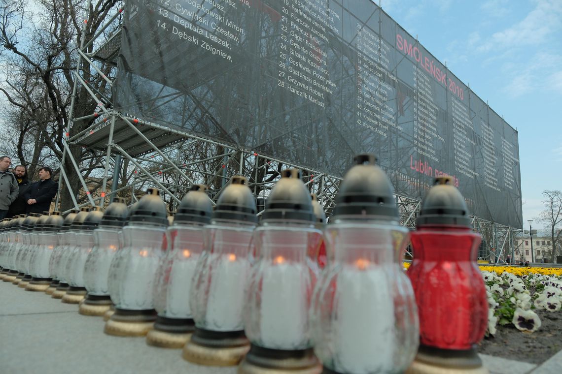 Lublin uczci 16. rocznicę katastrofy smoleńskiej. Uroczystości na Placu Litewskim i msza święta Lublin uczci 16. rocznicę katastrofy smoleńskiej. Uroczystości na Placu Litewskim i msza święta