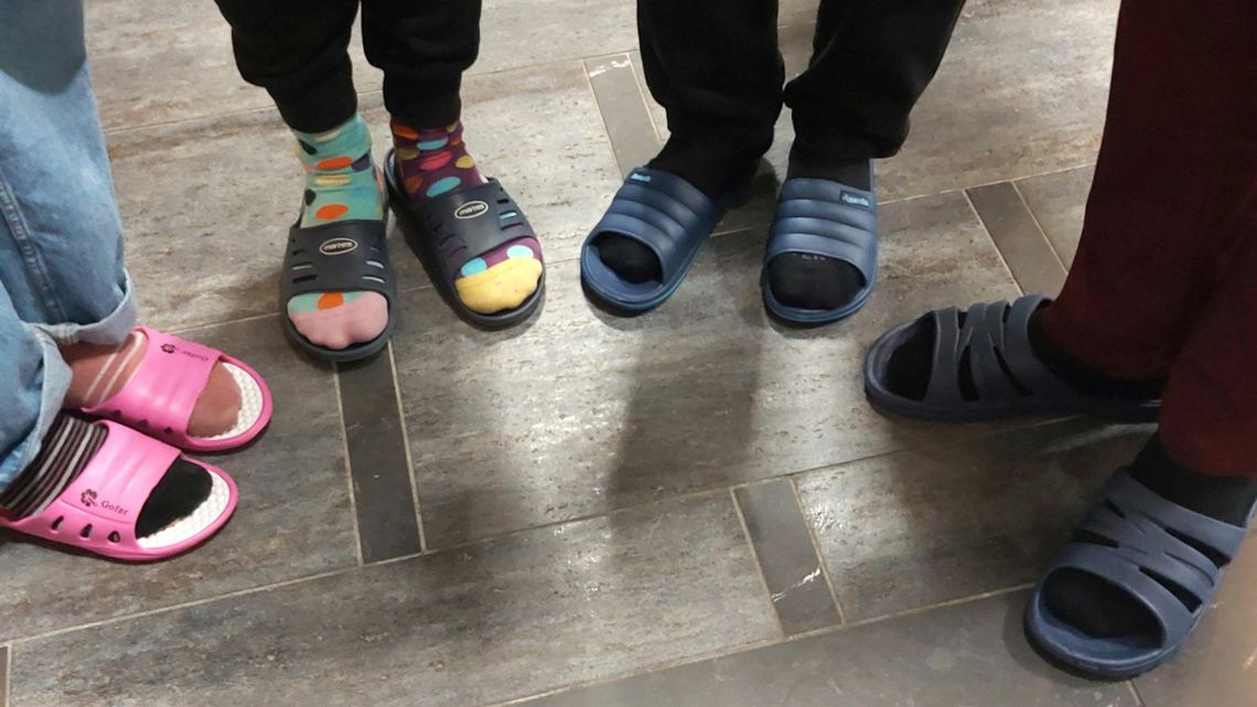 Lublin. Uczniowie nie chcieli zmieniać butów, to szkoła ubrała ich w „kuboty”