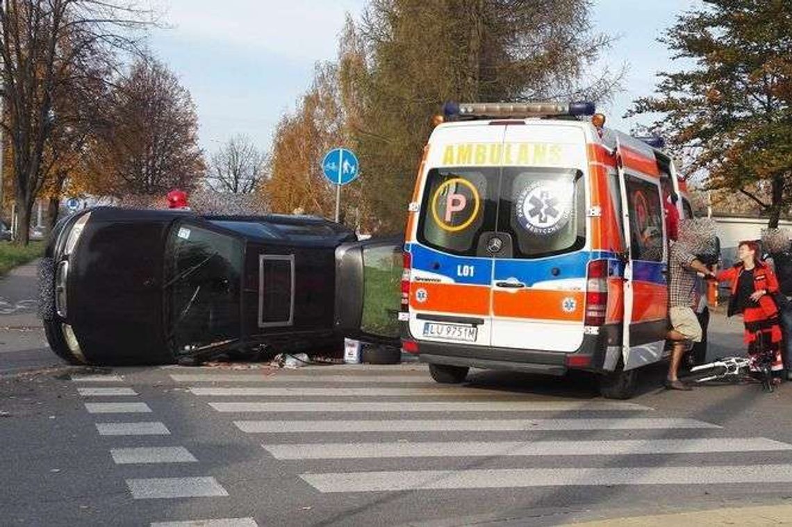 Lublin: Uderzył w wysepkę, samochód przewrócił się na bok