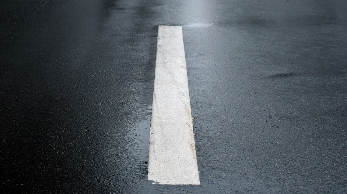 Lublin: Urzędnicy Zarządu Dróg i Mostów wystawili urnę na dokumenty przed wejście Lublin: Urzędnicy Zarządu Dróg i Mostów wystawili urnę na dokumenty przed wejście