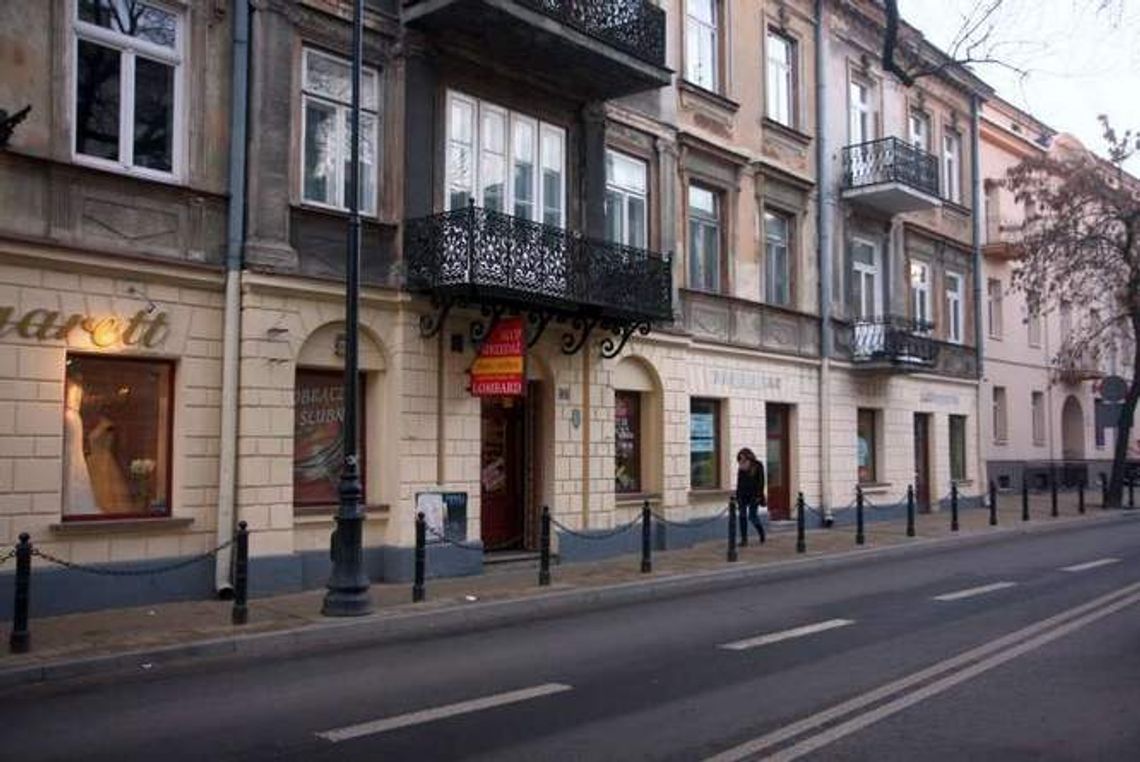 Lublin: Usunęli słupki z chodnika przy ul. Narutowicza Lublin: Usunęli słupki z chodnika przy ul. Narutowicza