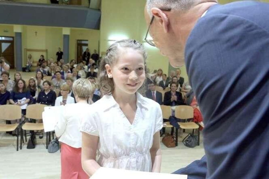 Lublin: Uzdolnieni uczniowie dostali książki i dyplomy od prezydenta