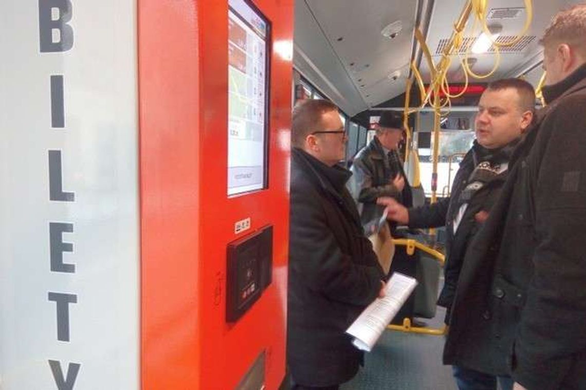 Lublin: W nowych autobusach miejskich zapłacisz kartą za bilet. Zbliżeniowo Lublin: W nowych autobusach miejskich zapłacisz kartą za bilet. Zbliżeniowo
