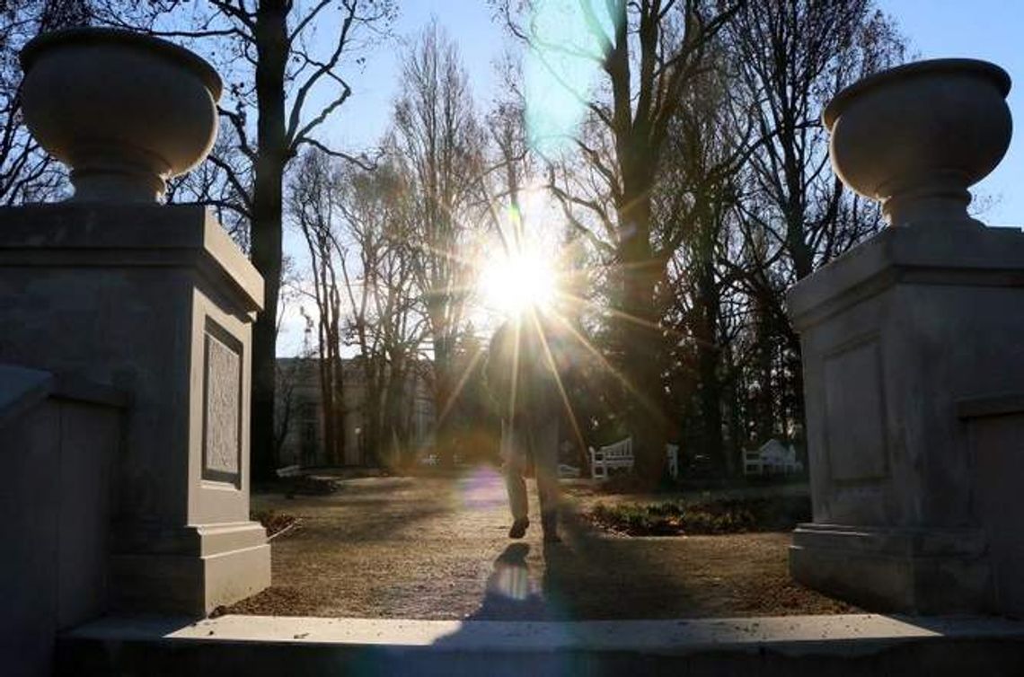 Lublin: Wandale wrzucali ławki do stawu w Ogrodzie Saskim Lublin: Wandale wrzucali ławki do stawu w Ogrodzie Saskim