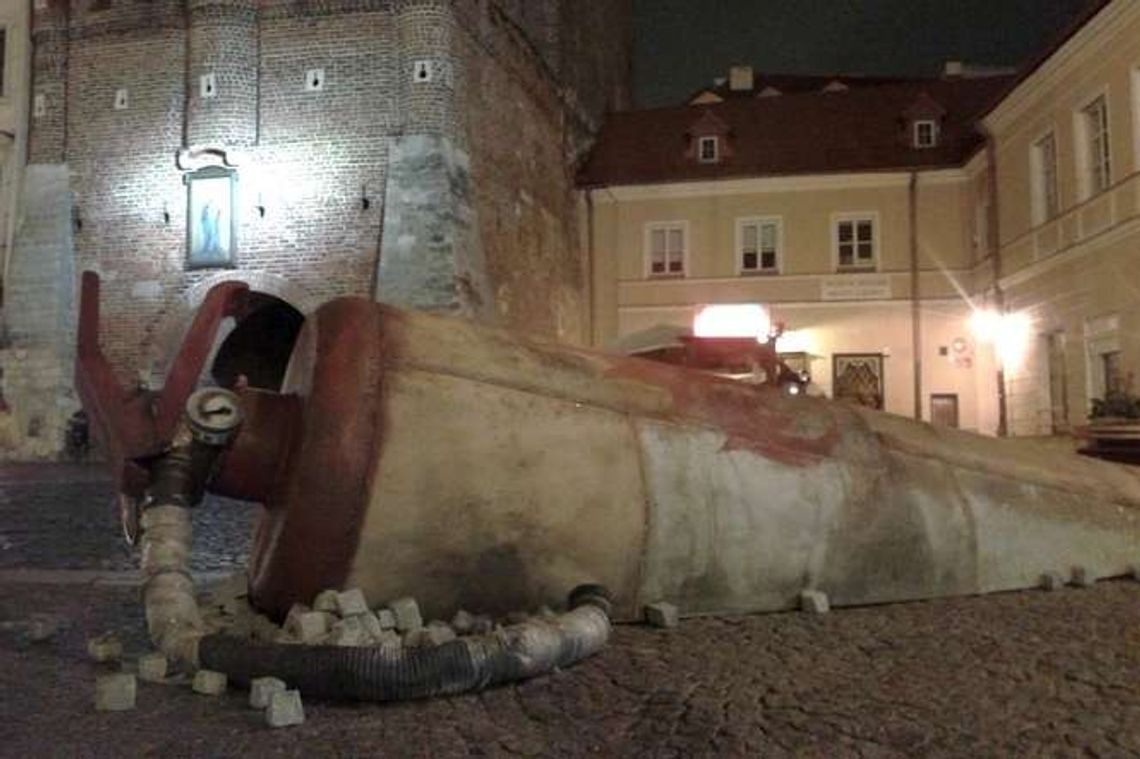 Lublin: Wielka gaśnica leży koło Bramy Krakowskiej