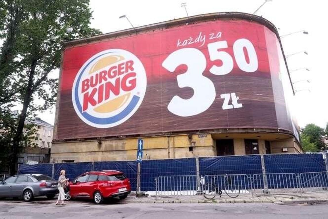 Lublin: Wielka reklama hamburgerów zniknie z budynku na Podzamczu Lublin: Wielka reklama hamburgerów zniknie z budynku na Podzamczu