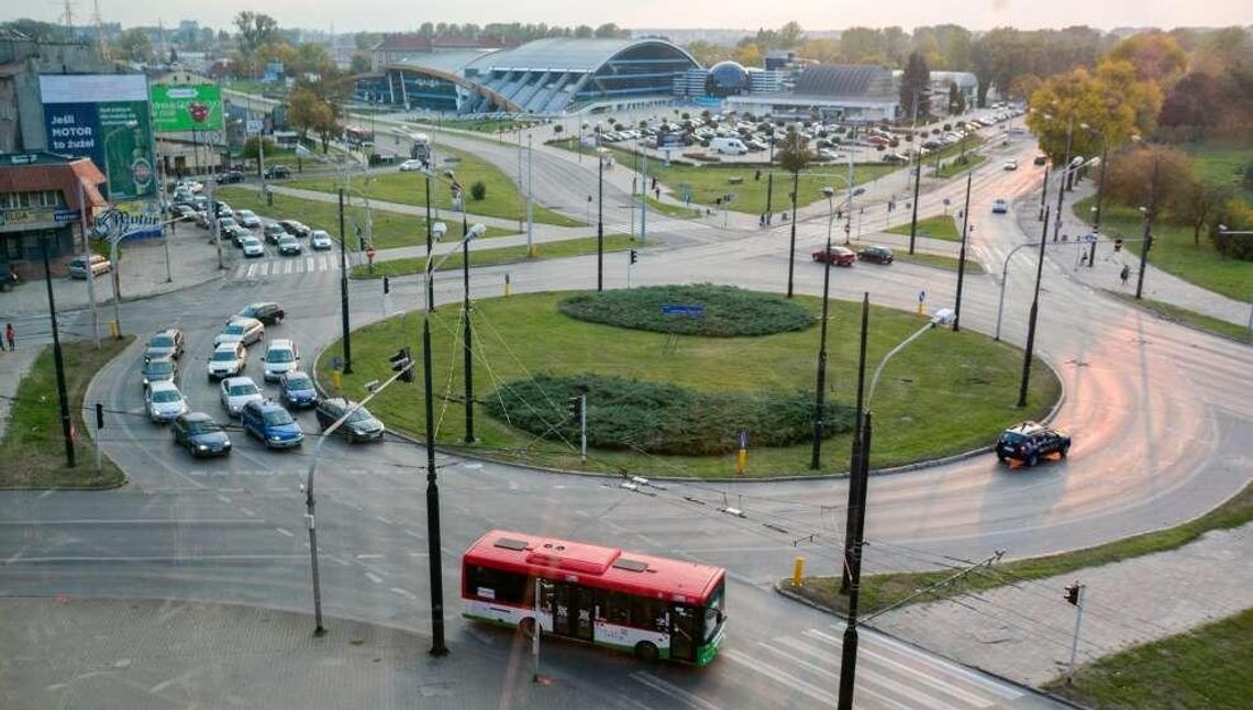 Lublin: Wielkie zmiany na rondzie koło Gali. Utrudnienia dla kierowców, pieszych i pasażerów komunikacji miejskiej Lublin: Wielkie zmiany na rondzie koło Gali. Utrudnienia dla kierowców, pieszych i pasażerów komunikacji miejskiej