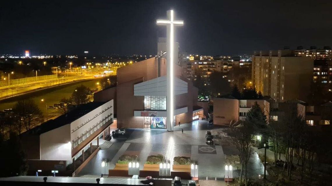 Lublin. Wielkim, świecącym krzyżem prosto w okna