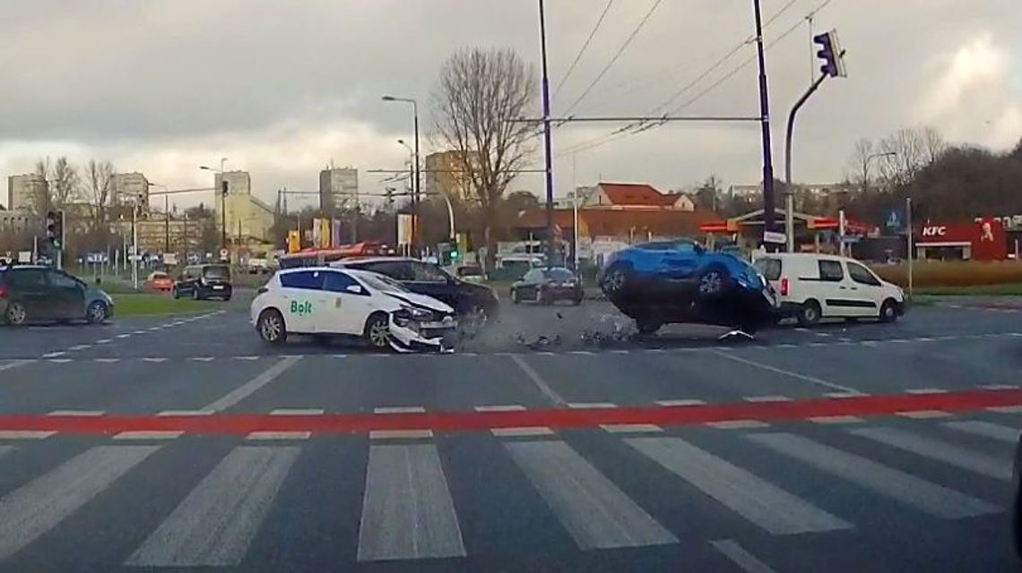 Lublin: Wjechał na czerwonym na rondo Dmowskiego. Skończyło się dachowaniem innego auta [wideo]