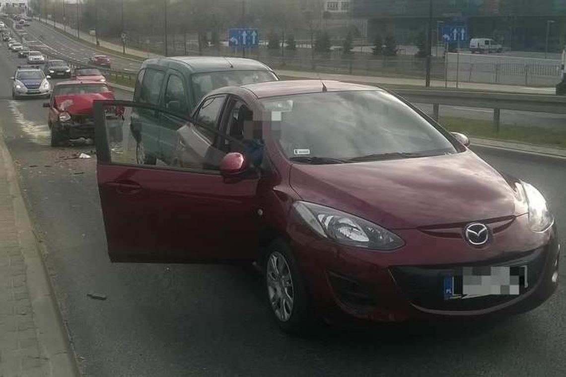 Lublin: Wjechał w stojące auta. Wypadek na al. Spółdzielczości Pracy