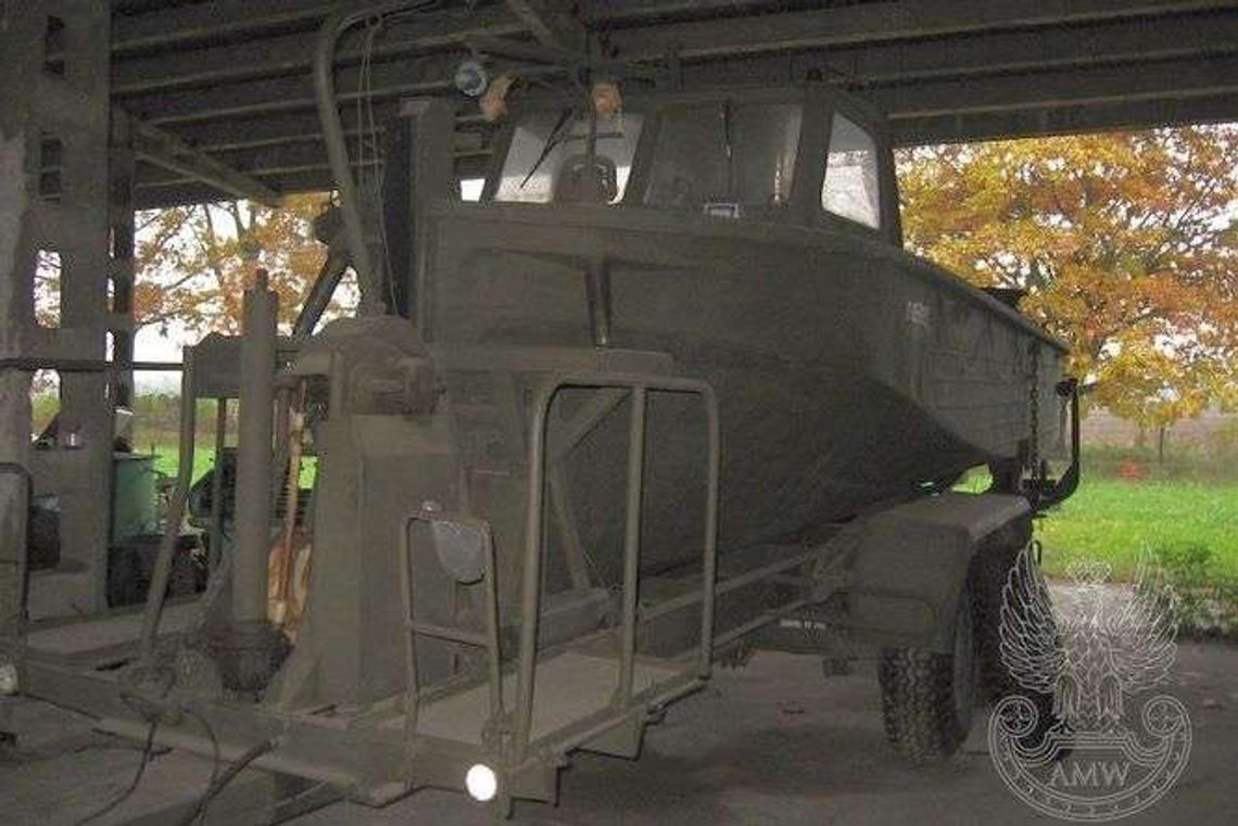 Lublin: Wojsko sprzedaje stary sprzęt. Można kupić kuter, żuka i traktor [ceny]