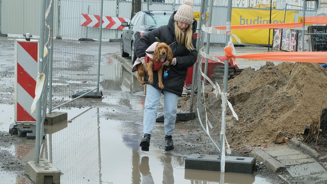 Lublin. Wpław przez Dworcową. Piesi skarżą się na utrudnienia