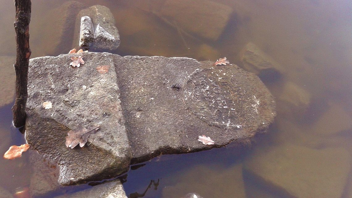 Lublin: Wreszcie wydobyli z zalewu nagrobek pielęgniarki, która zginęła podczas I wojny światowej