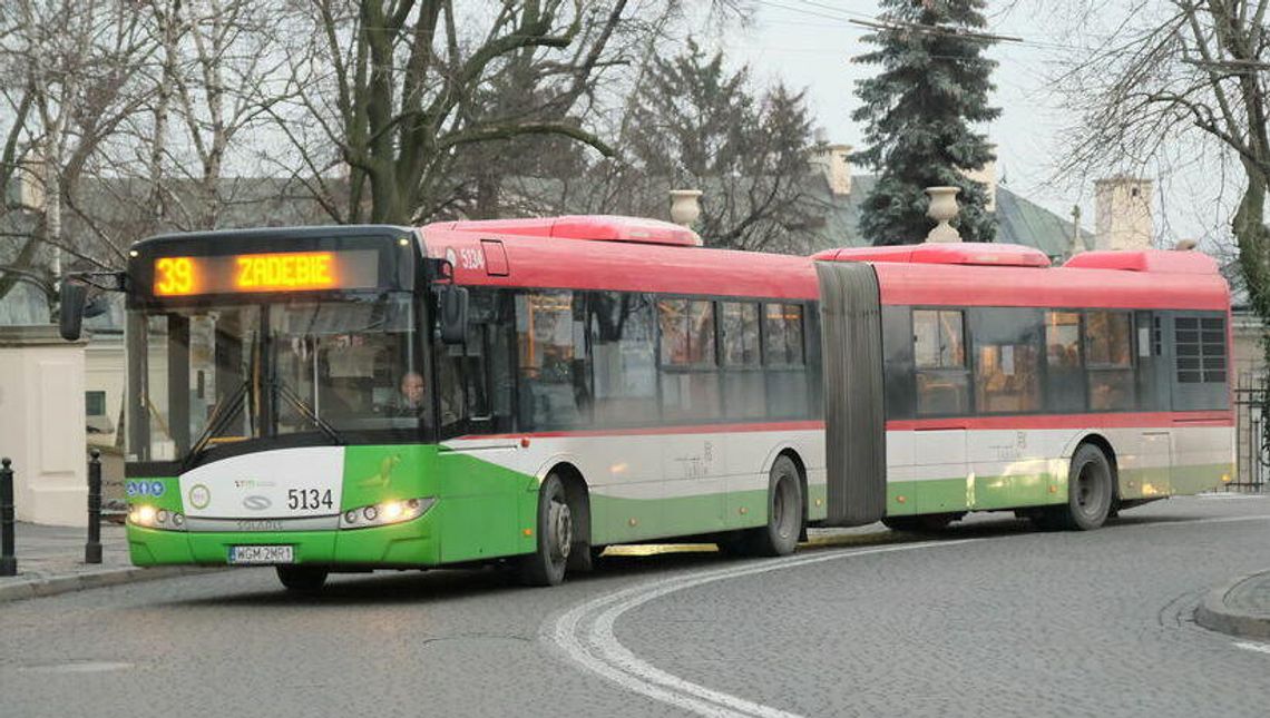 Lublin. Wybił szybę w autobusie i uciekł. Nie na długo