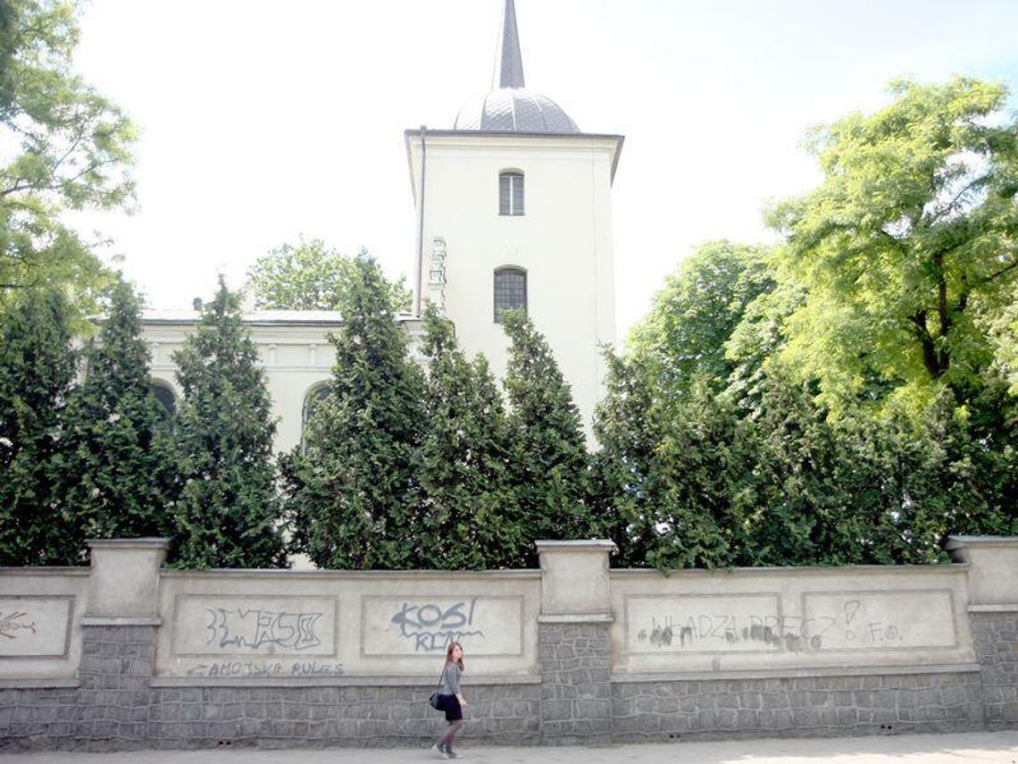 Lublin: Wymalowali roślinę na parkanie zabytkowej cerkwi Lublin: Wymalowali roślinę na parkanie zabytkowej cerkwi