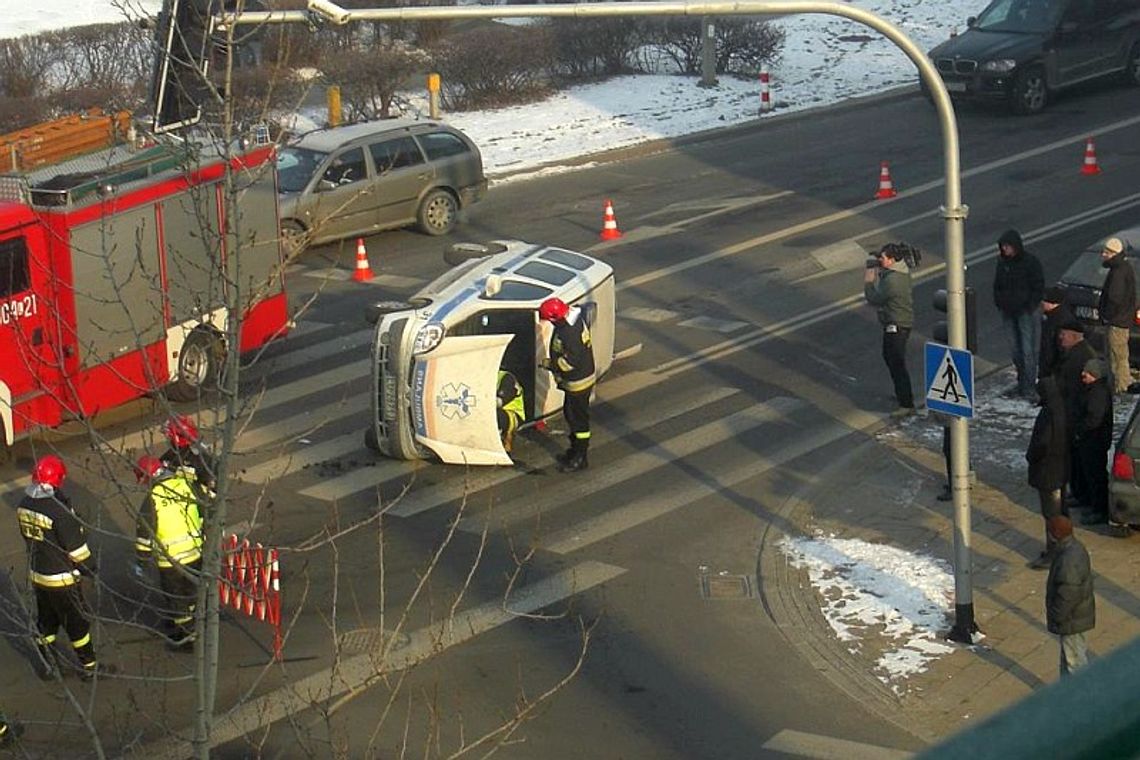 Lublin: Wypadek karetki na skrzyżowaniu Biernackiego - Jaczewskiego Lublin: Wypadek karetki na skrzyżowaniu Biernackiego - Jaczewskiego