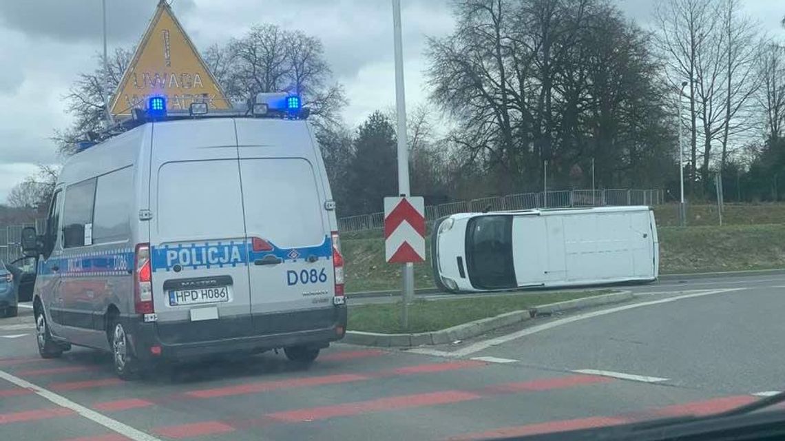 Lublin. Wypadek na al. Mazowieckiego. Dostawczak leży na boku