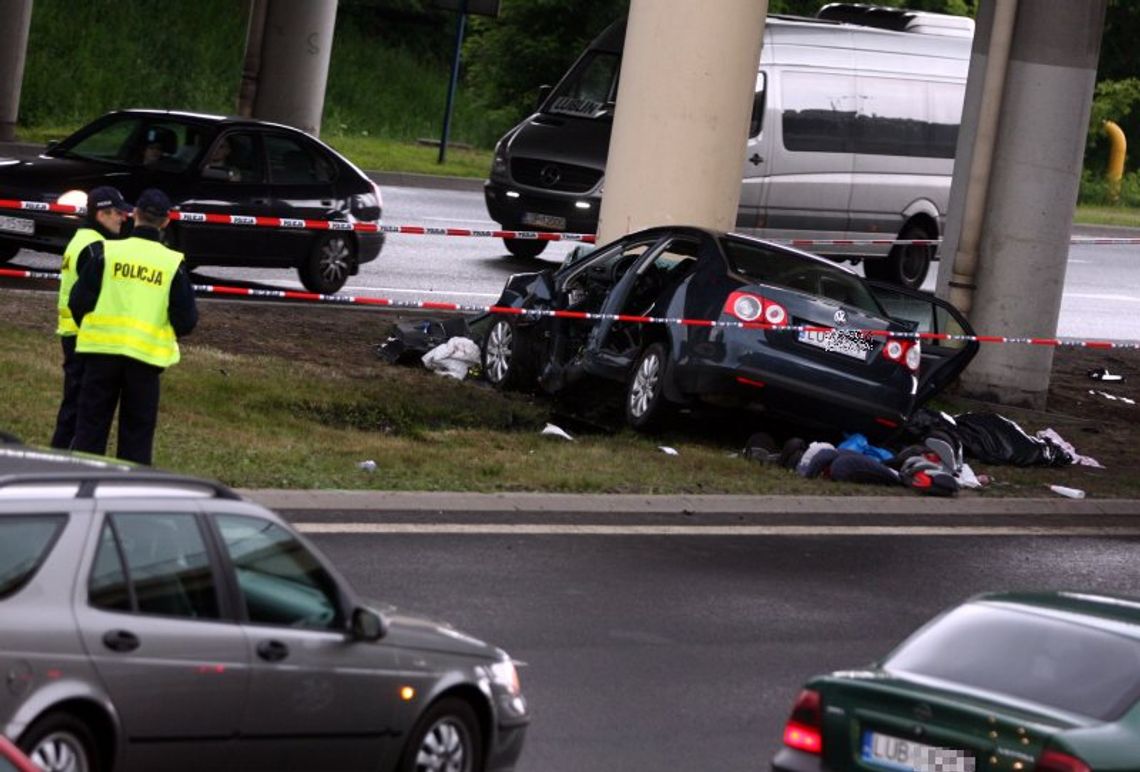 Lublin: Wypadek na al. Solidarności. Auto wjechało w wiadukt Poniatowskiego (zdjęcia) Lublin: Wypadek na al. Solidarności. Auto wjechało w wiadukt Poniatowskiego (zdjęcia)