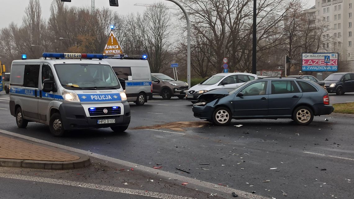 Lublin: Wypadek na Al. Solidarności. Zderzenie trzech samochodów, dziecko zabrane do szpitala