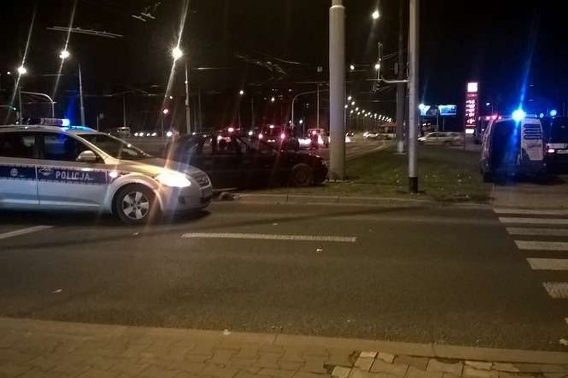 Lublin: Wypadek na ul. Jana Pawła II. Kierowca renault pojechał na czerwonym świetle Lublin: Wypadek na ul. Jana Pawła II. Kierowca renault pojechał na czerwonym świetle