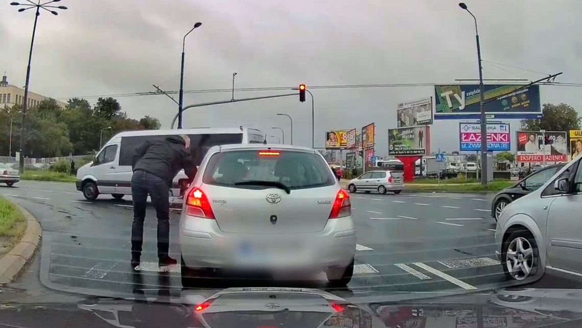 Lublin. Wypadł jej przez okno niedopałek papierosa. Podniósł i oddał