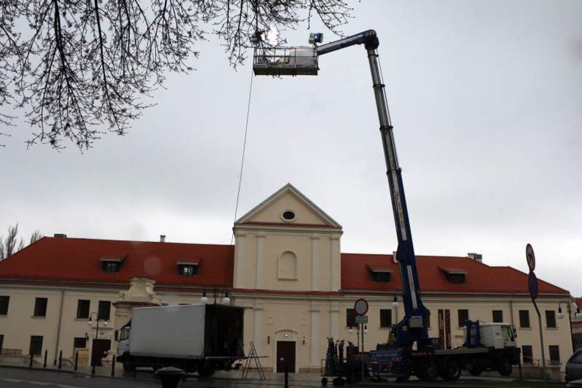 Lublin: Wysięgnik z oświetleniem stanął przy Centrum Kultury Lublin: Wysięgnik z oświetleniem stanął przy Centrum Kultury